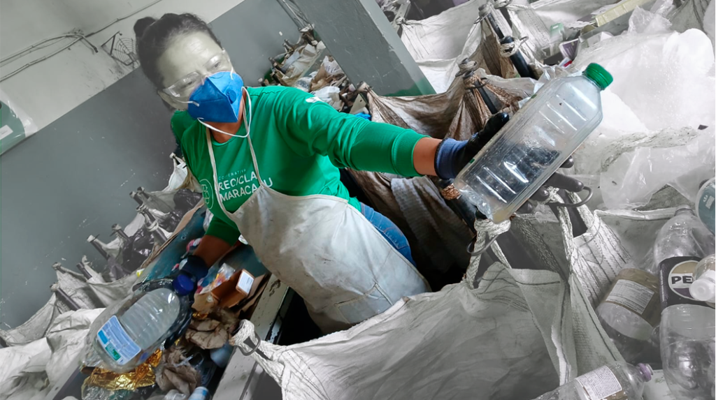 Catadora trabalhando