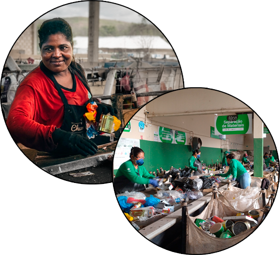 Catadores trabalhando em um centro de reciclagem.