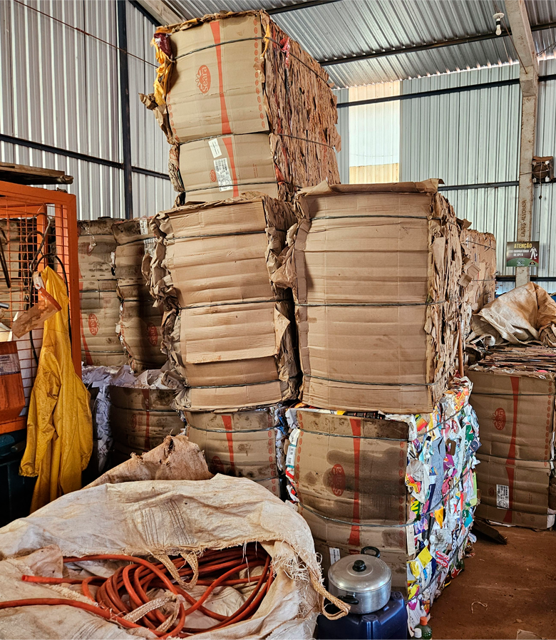 Containers de papelão para reciclagem.